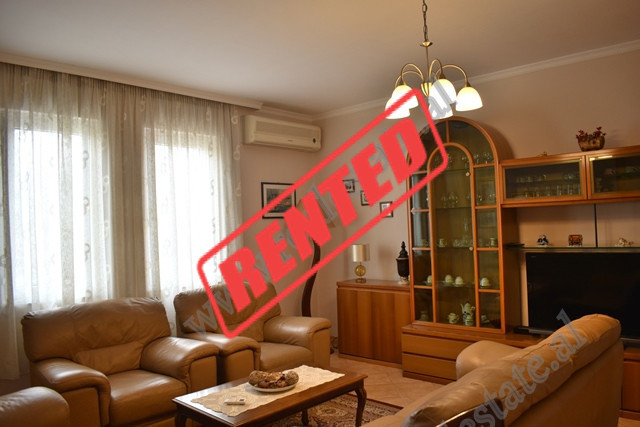 Apartament 1+1 qe ofrohet per banim&nbsp;me qera ne rrugen e Elbasanit ne Tirane.

Zyra ndodhet ne